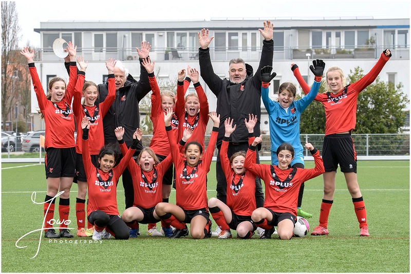 Vitesse Delft meisjes tegen Die Haghe op een winderig sportpark